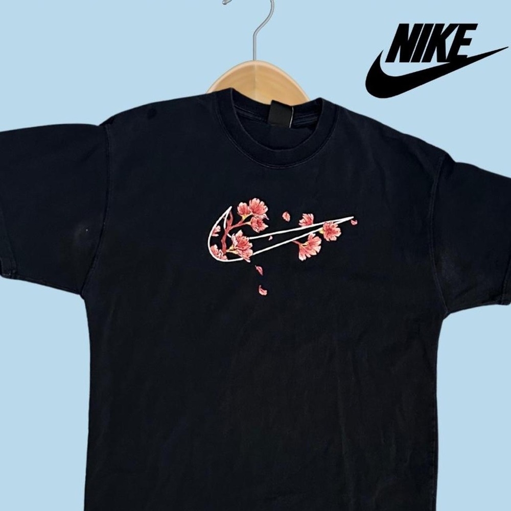 Nike Mens Floral Swoosh T-Shirt Black Cherry Blossom City Exploration Medium